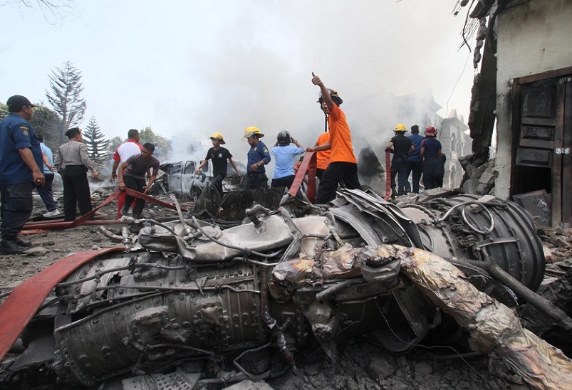 ВИДЕО: Срушио се војни авион на Суматри, 30 особа погинуло